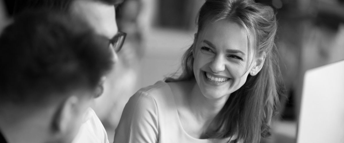 femme souriante au bureau