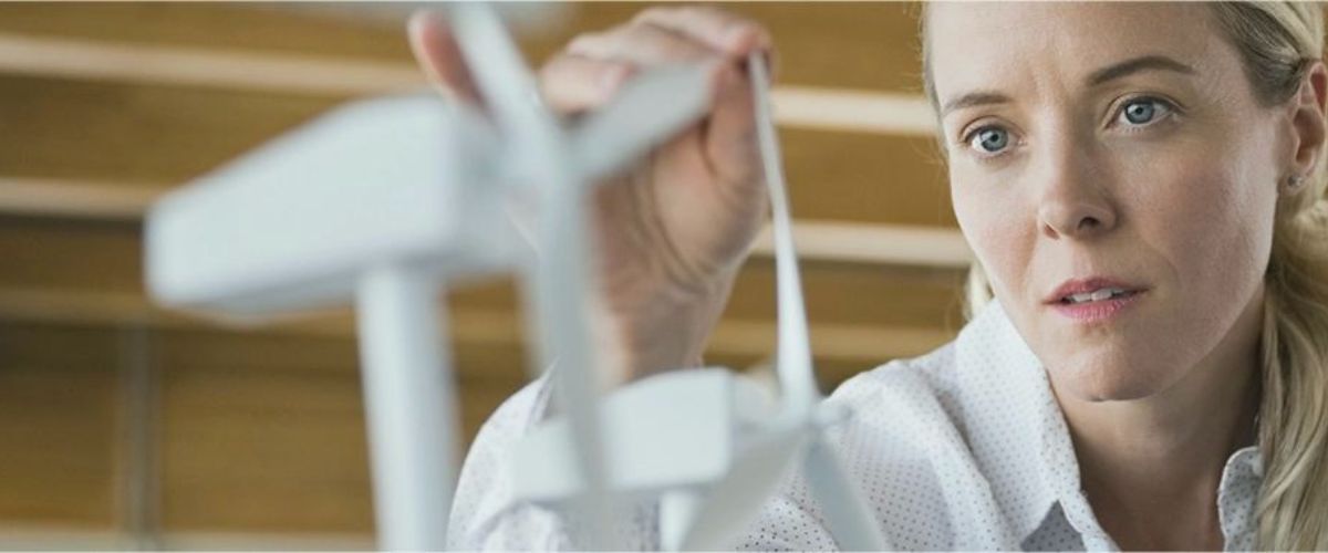 femme devant une éolienne secteur énergie