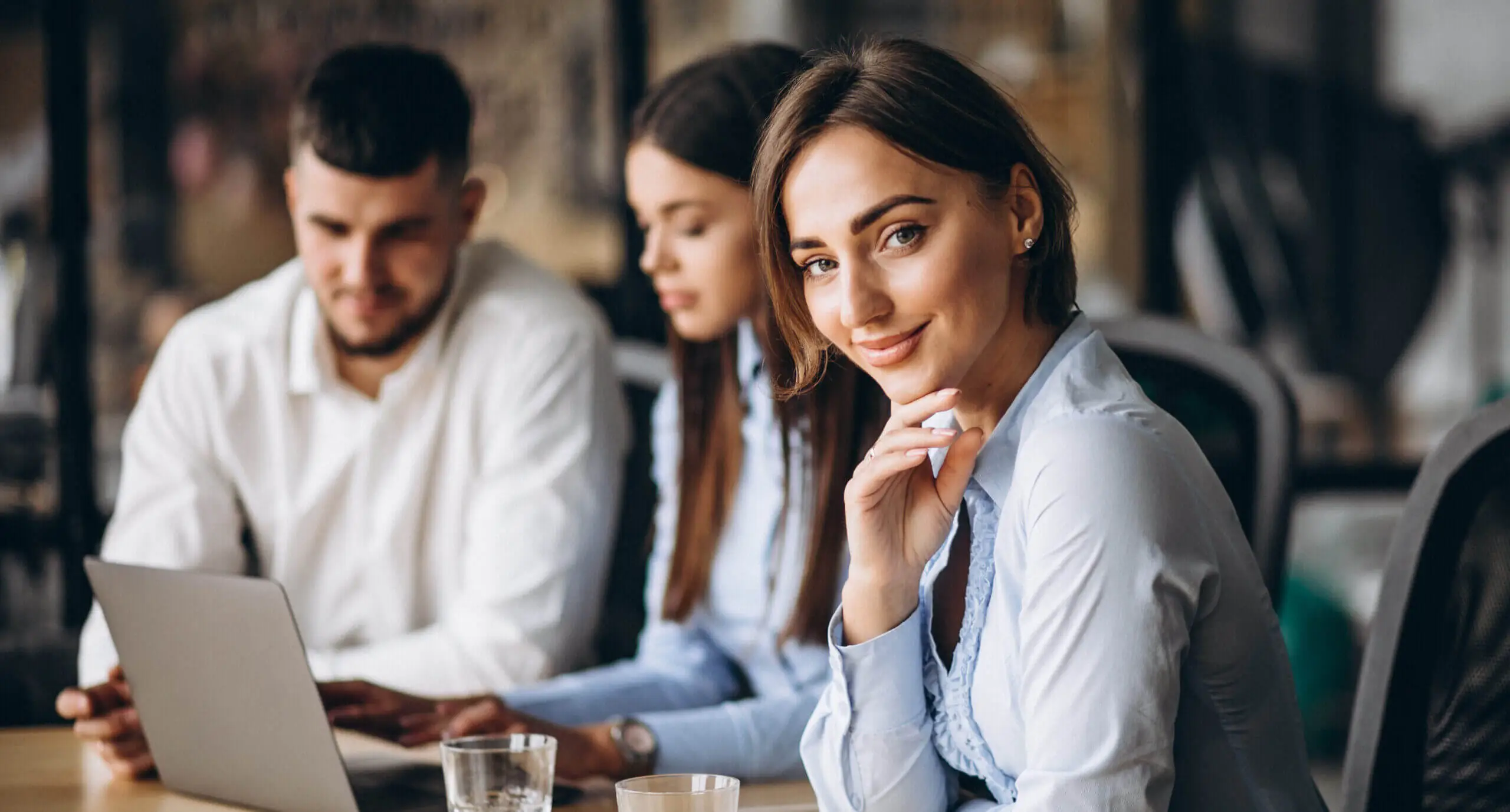 groupe de personnes preparant un plan d'affaires dans un bureau